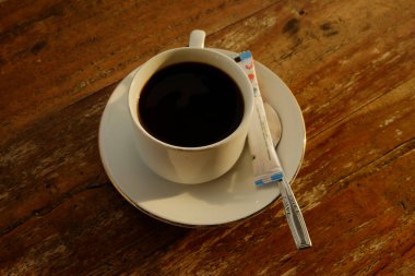 Kahve masasının üzerinde bir fincan kahve.