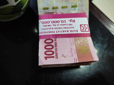 100.000 banknot bir demet halinde