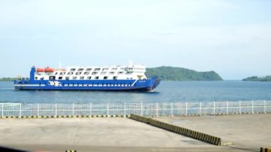 Lampung, Endonezya 02 22 2022 - Bakauheni limanına düzenli feribot geliyor.