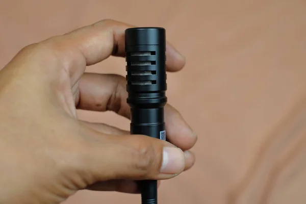 Externe Microfoon Voor Camera Smartphone Mannelijke Handen Vlogger Microfoon Spraakrecorder — Stockfoto