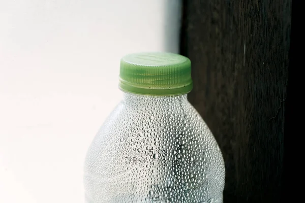 Fokus Selektif Pada Tetesan Air Tetesan Air Dalam Botol Mineral — Stok Foto