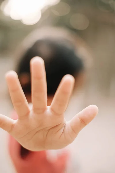 Рука Маленького Ребенка Открытыми Пальцами Сопротивлении Жесту — стоковое фото