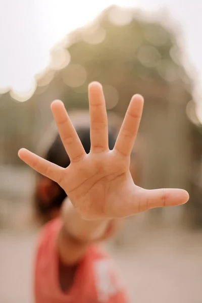 小さな子供の手で開く指で抵抗ジェスチャー — ストック写真