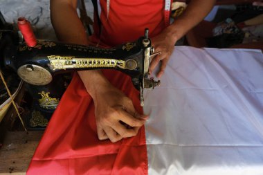 Lampung, Endonezya 08 16 2021 kırmızı ve beyaz bayrak diken bir adamın portresi. Terzilik mesleği.