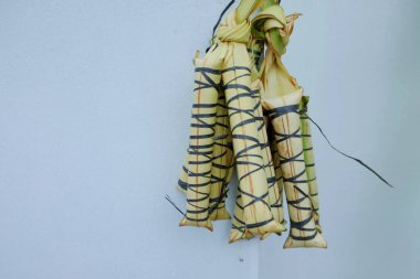 (Kek yapışkan pirinç ve rendelenmiş hindistan cevizinden yapılır. Endonezya geleneksel atıştırmalıkları.