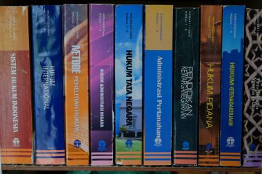 Raftaki ders kitaplarının koleksiyonu