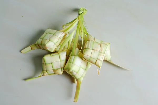 Ketupat お祭りシーズン中の地域の特産品です 若いココナッツの葉で作られた天然の米の殻ケツパツは ボケや背景がぼやけています — ストック写真