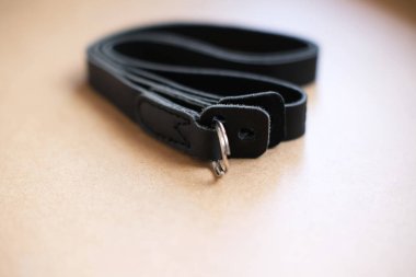 Siyah kamera kayışı, standart tasarım, ekipman gücü, destek ağırlığı, profesyonel fotoğrafçılar için, deriden yapılmış.