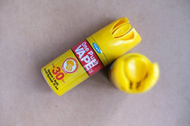 Lampung, Endonezya - 03 Mart 2022: Odaya doğal limon kokusu püskürtmek için kullanılan bir adet vape marka sivrisinek kovucu