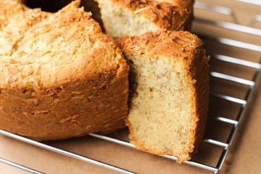 Masada ev yapımı muzlu ekmek dilimlenmiş.