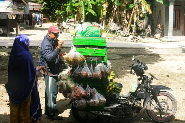 Facet Sprzedający Warzywa Motorze Sprzedawca Chodzi Domu Domu Każdego Dnia — Zdjęcie stockowe
