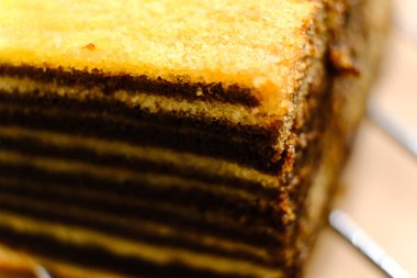 Geleneksel Endonezya pastası (Lapis Legit). Yumurta sarısından yapılmış bir pasta. Pasta hamuru katman oluşturmak için aşamalı olarak fırında pişirilir. Bu pasta Endonezya 'da çok popülerdir ve genellikle Kurban Bayramı' nda bulunur. Seçici odak.