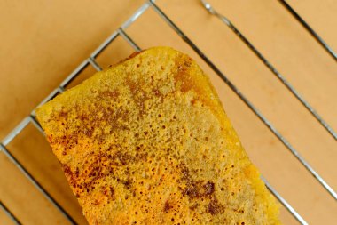 Geleneksel Endonezya pastası (Lapis Legit). Yumurta sarısından yapılmış bir pasta. Pasta hamuru katman oluşturmak için aşamalı olarak fırında pişirilir. Bu pasta Endonezya 'da çok popülerdir ve genellikle Kurban Bayramı' nda bulunur. Seçici odak.