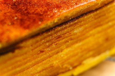 Geleneksel Endonezya pastası (Lapis Legit). Yumurta sarısından yapılmış bir pasta. Pasta hamuru katman oluşturmak için aşamalı olarak fırında pişirilir. Bu pasta Endonezya 'da çok popülerdir ve genellikle Kurban Bayramı' nda bulunur. Seçici odak.