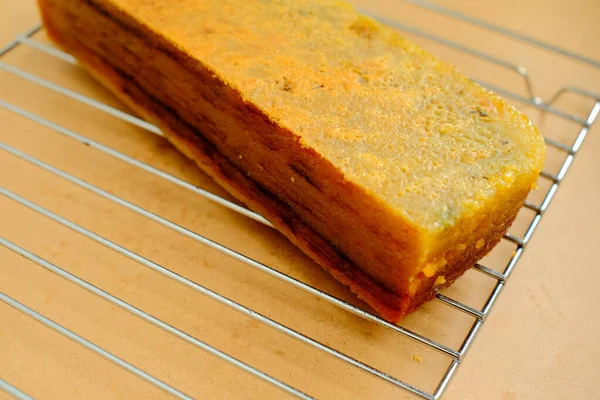 インドネシアの伝統的なケーキ Lapis Legit 卵黄を使ったケーキです ケーキ生地は 層を形成するために段階的にオーブンで焼きます このケーキはインドネシアで非常に人気があり 通常はアイド フィトルのお祝いの間に見つけられます 選択的焦点 — ストック写真