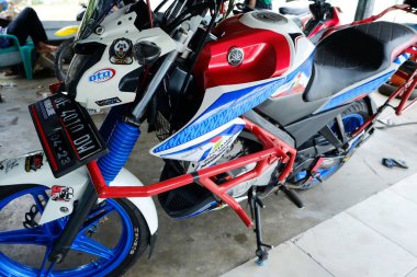 Lampung, Endonezya, 13 Mart 2022: Yerel bir atölyede bulunan kırmızı, beyaz ve mavi renkli 4 çizgili motosiklet güzel tasarım.