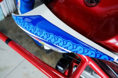 Lampung, Endonezya, 13 Mart 2022: Yerel bir atölyede bulunan kırmızı, beyaz ve mavi renkli 4 çizgili motosiklet güzel tasarım.