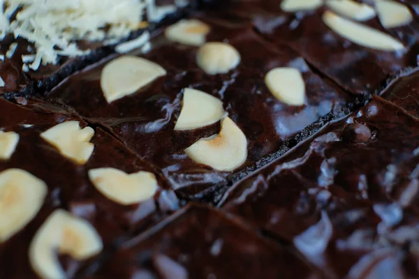 Gustare Tort Brownie Casă Brânză Migdale Topping Ciocolată — Fotografie, imagine de stoc