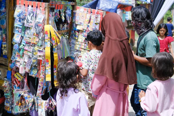 Lampung Indonezja Marca 2022 Wiejskie Dzieci Kupują Zabawki Podróżującego Sprzedawcy — Zdjęcie stockowe