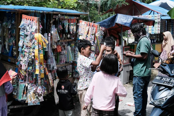 Lampung Indonésia Março 2022 Crianças Aldeia Estão Comprando Brinquedos Vendedor — Fotografia de Stock