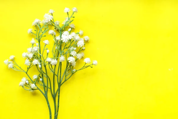 Flor Artificial Sobre Fondo Plano Amarillo Para Tarjeta Felicitación — Foto de Stock