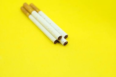 Sarı arka planda izole edilmiş sigara seti