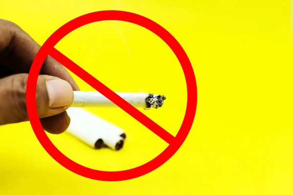 Der Hand Eine Zigarette Das Konzept Des Rauchverbots — Stockfoto