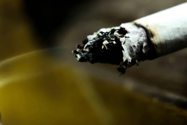 关闭Kretek香烟屁股 疾病和癌症 尼古丁是上瘾的 — 图库照片