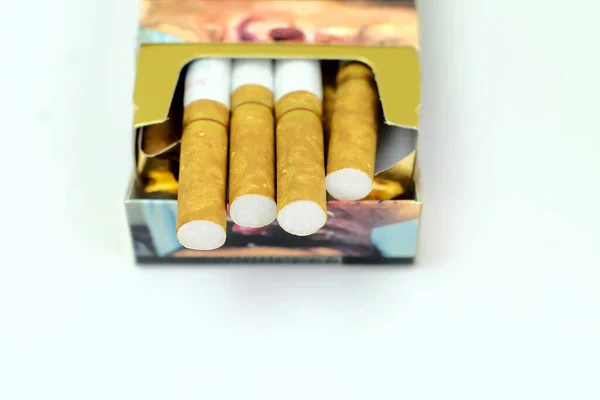 2022年3月21日 印度尼西亚兰榜 过滤香烟在盒装包装中突出 — 图库照片