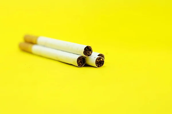 Zigarettenset Isoliert Auf Gelbem Hintergrund — Stockfoto