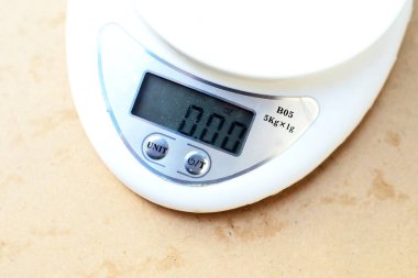 Masanın üzerinde elektronik ölçek