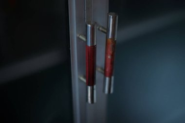 Bir çift dolap kapı tokmağı.