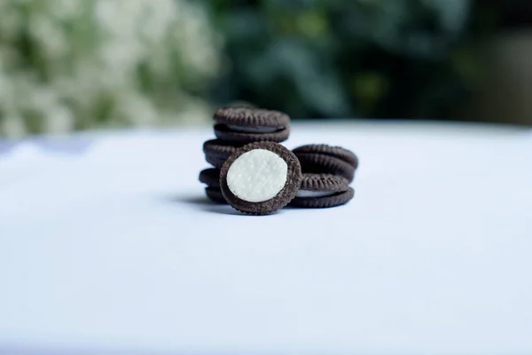 Čokoládové Sušenky Smetanou Bílém Pozadí — Stock fotografie
