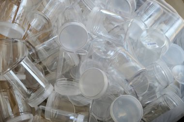 Beyaz arkaplanda izole edilmiş plastik konteynır, bayram pastası kutusu