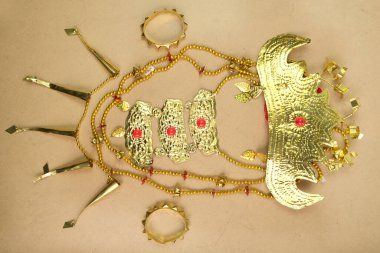 Endonezya 'daki küçük kızlar için Lampung geleneksel kıyafet aksesuarları