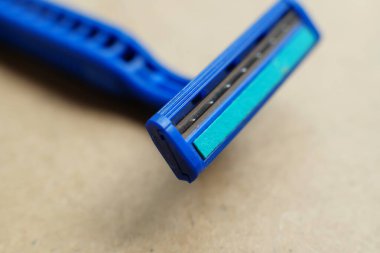 Klasik jiletin ayrıntıları kahverengi arka planda izole edilmiş, yeri doldurulamayan bıçak kiti, temizlik ve bakım, sağlık hizmetleri konsepti için aksesuarlar..