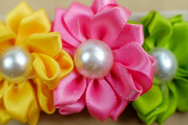 Moda saç bantları, kumaştan aksesuarlar. DIY kumaş çiçeği, dekorasyon için saç aksesuarı olarak tasarlandı..