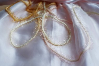 Brokar arka plan, kadın giysileri üzerine brokar detaylar. Motifleri olan güzel kumaş.