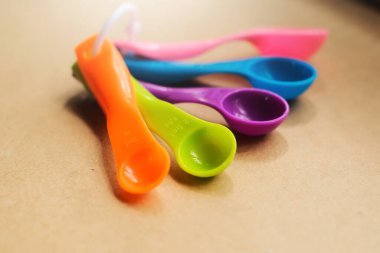 Çeşitli boylarda renkli kaşıklar, genellikle pasta yapmak için kullanılır.