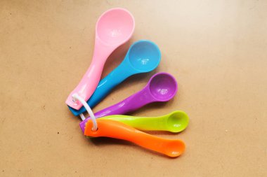 Çeşitli boylarda renkli kaşıklar, genellikle pasta yapmak için kullanılır.