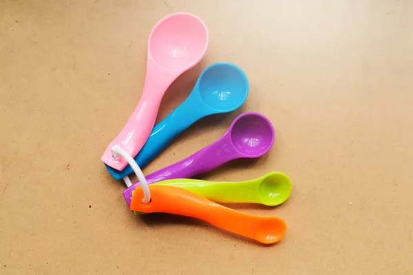 Çeşitli boylarda renkli kaşıklar, genellikle pasta yapmak için kullanılır.