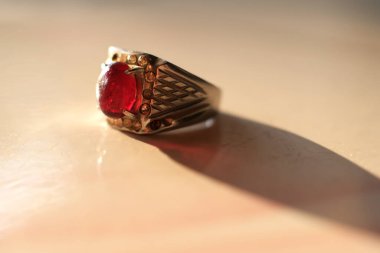 Değerli gümüş yüzükler ve yarı değerli taşlar. Mücevherli parmak süslemesi. Toplama.