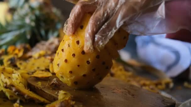 Žena Peeling Ananas Kůže Řezací Prkno Kuchyni — Stock video