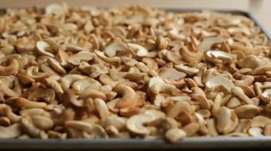 Lezzetli ve baharatlı fındıklar genellikle pasta malzemesi olarak kullanılır.