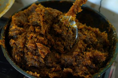 Nastar veya ananas reçeli kurabiyeleri için ananas reçeli yapma süreci.