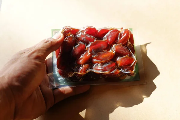 Mês Sagrado Conceito Ramadã Estilo Vida Muçulmano Mão Homem Alcança — Fotografia de Stock