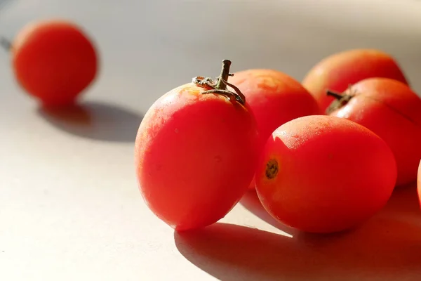 Frische Tomaten Auf Dem Tisch Mit Hartem Licht — Stockfoto
