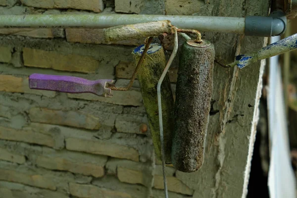 Schmutzige Und Verschmutzte Pinsel Hängen Der Wand — Stockfoto