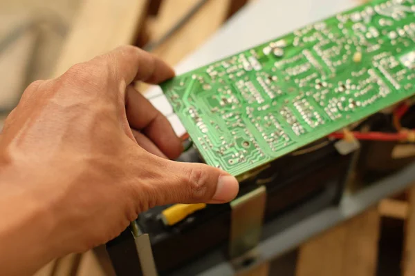 電子機器のトラブルシューティングと修理をしている男 電子技術者 — ストック写真
