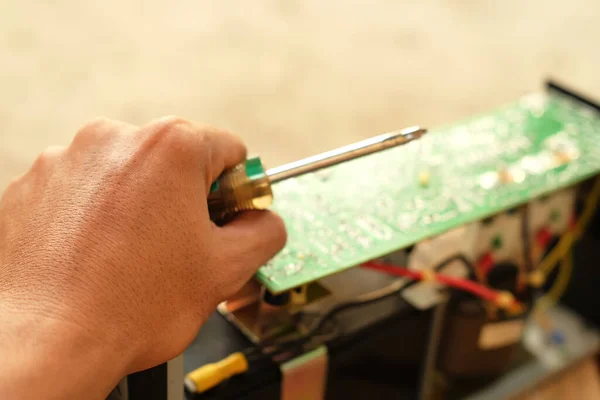 Hombre Que Soluciona Problemas Electrónicos Los Repara Técnico Electrónico — Foto de Stock